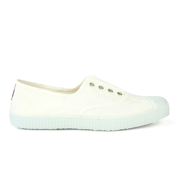 Cienta Embroidered Shoes